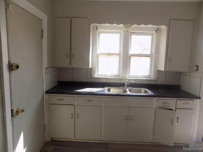 Building Photo - 14137 Mansfield St