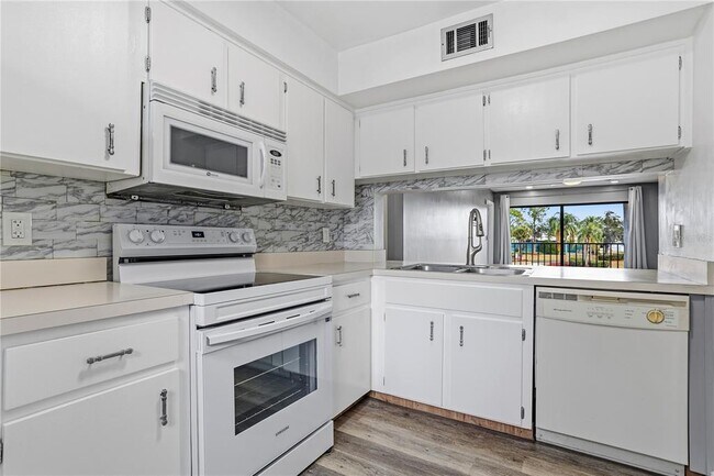 Building Photo - 6062 Willowpointe Cir