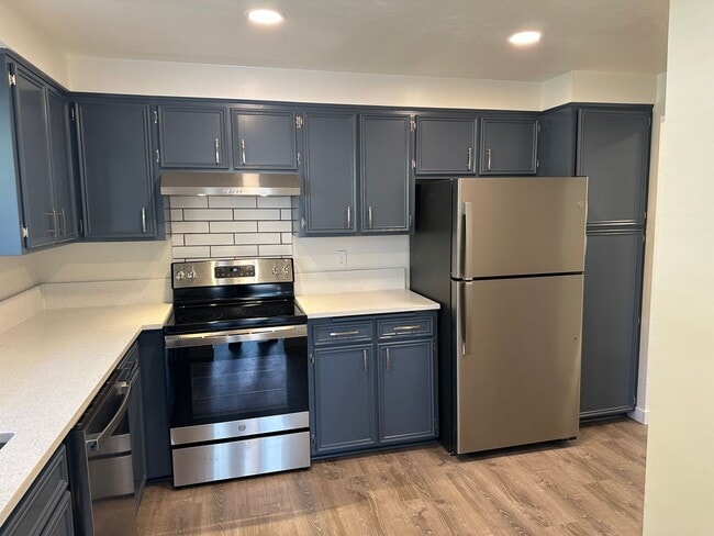 Building Photo - Beautifully updated 3 bedroom 1.5 bath dup...