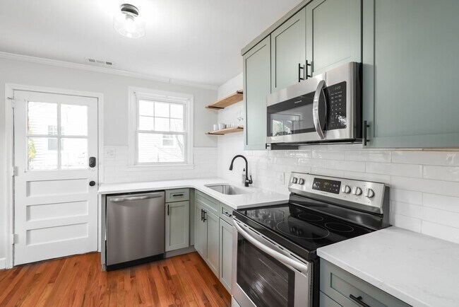 Building Photo - *Application Pending* Charming Cottage in Northgate Park - A Gem in the Heart of Durham!