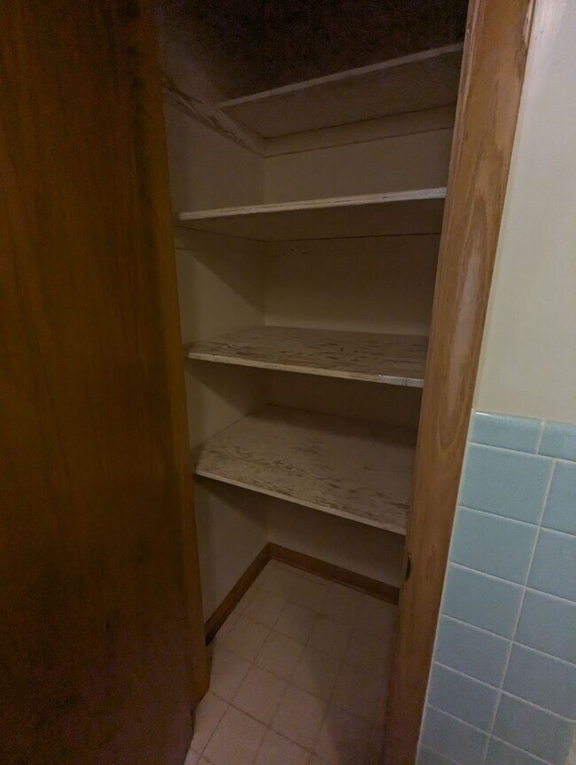 Building Photo - 1-bed 1-bath Apartment located in the Vilas Area