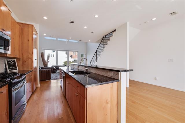 Building Photo - 959 W Bluff St