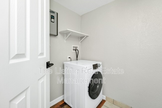 Building Photo - 2954 Sadina St