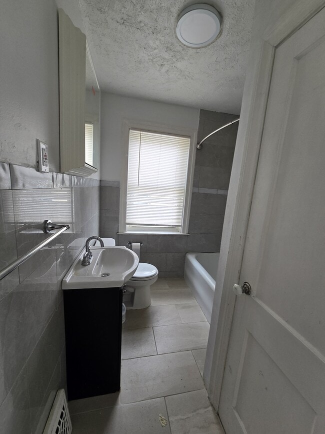 Building Photo - 2532 Glen Terrace