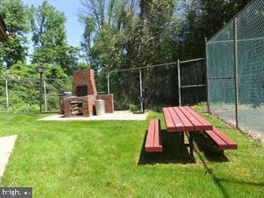 Building Photo - 1700 Oakwood Terrace