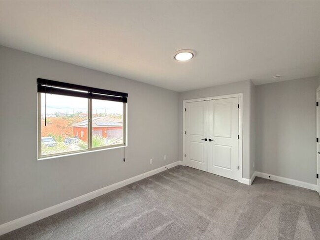 Building Photo - 4 bed, 2.5 bath duplex unit w/2 car garage