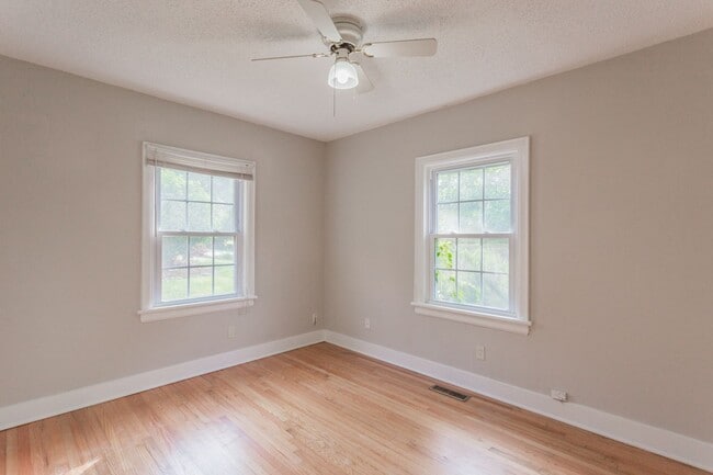 Building Photo - 3 bedroom Signal Mountain Charmer!