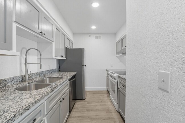 Building Photo - Stunning 2-bedroom, 2-bathroom home in the...