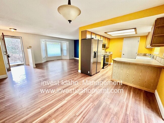 Building Photo - Enjoy the foothill views from your backyard!