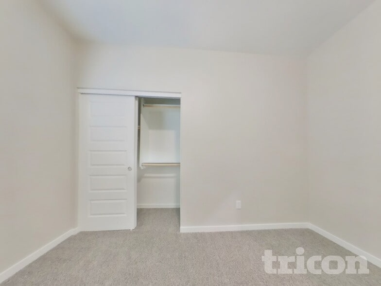 Building Photo - 1349 N Parkcrest