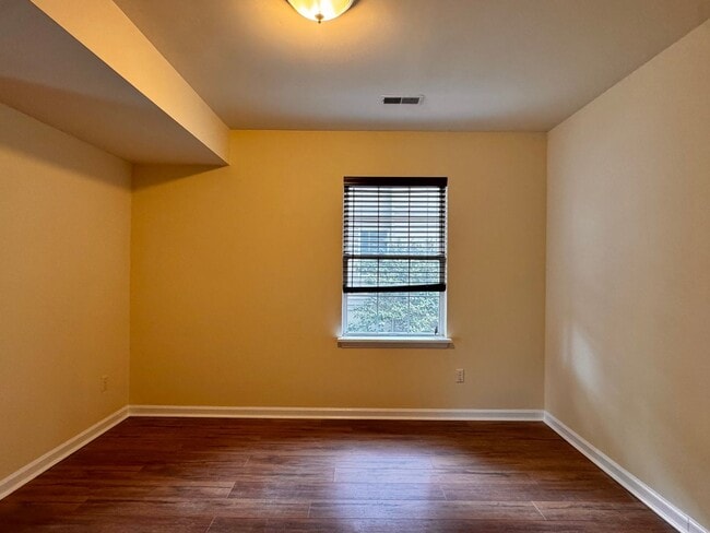 Building Photo - Briarwood Townhome close to NGIC and Hollymead Town Center!