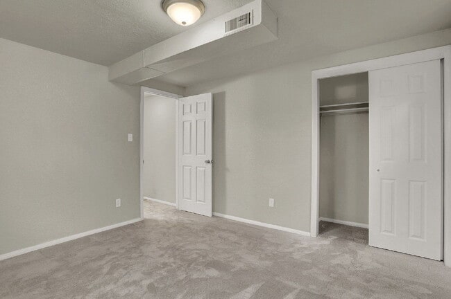 Building Photo - 13 N Dartmouth St