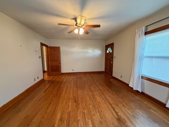 Building Photo - Charming 2 Bedroom 1 Bath house