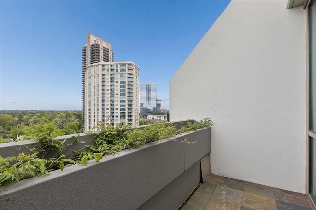 Building Photo - 700 Park Regency Pl NE