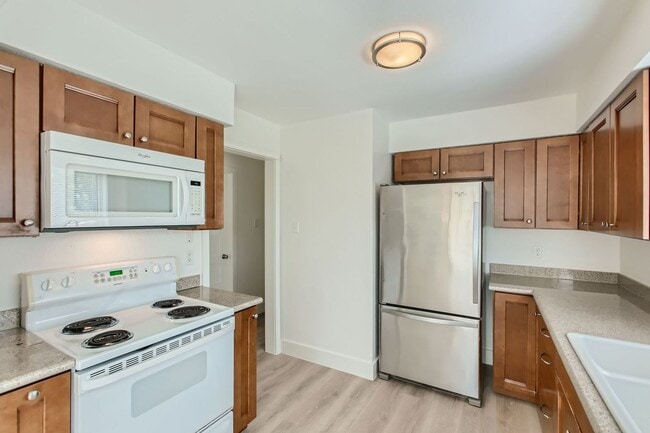 Building Photo - Charming 3/BR 2/BA Home with Spacious Back...