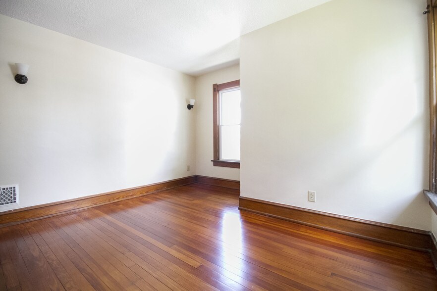 Building Photo - 701 Hampton Ave