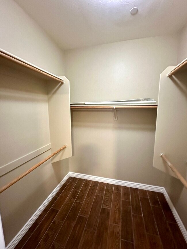 Building Photo - Fantastic Brick Commons condo in ideal loc...