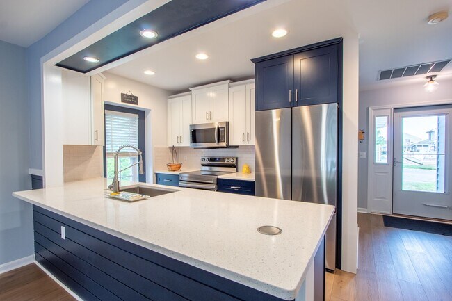 Building Photo - For Rent – Beautifully Updated Townhome in Gull Point a Waterfront Community
