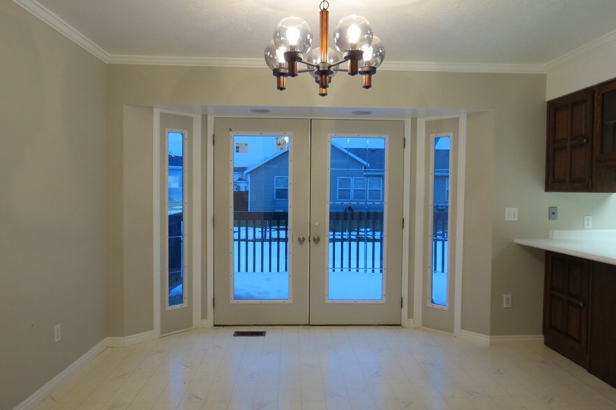 Dining - 111 E 900 S