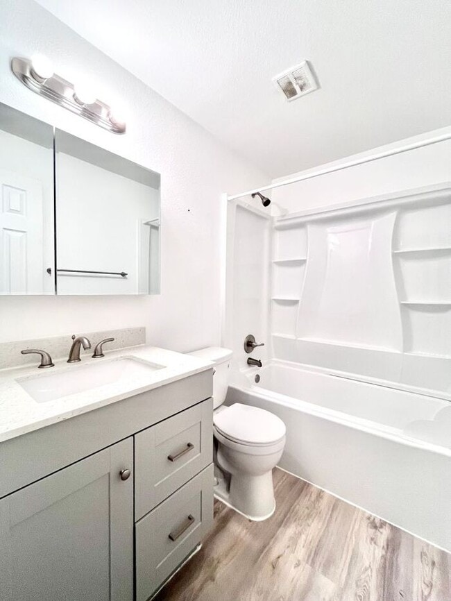 Building Photo - Townhome in Central Windsor!