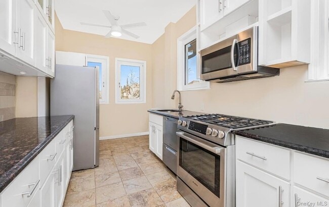 Building Photo - 409 W 261st St