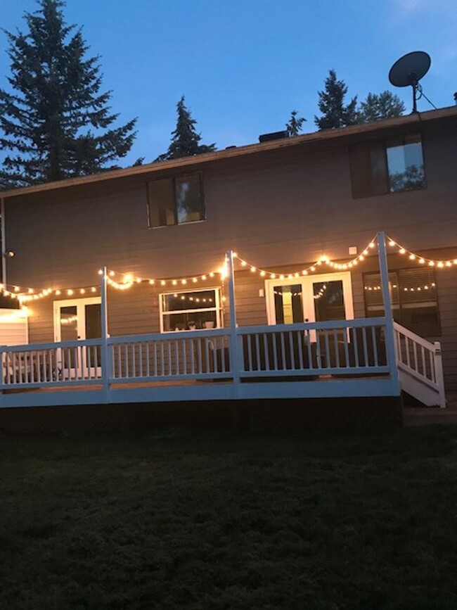 Building Photo - 4 Bedroom + 2 Flex Rooms On 1 Acre