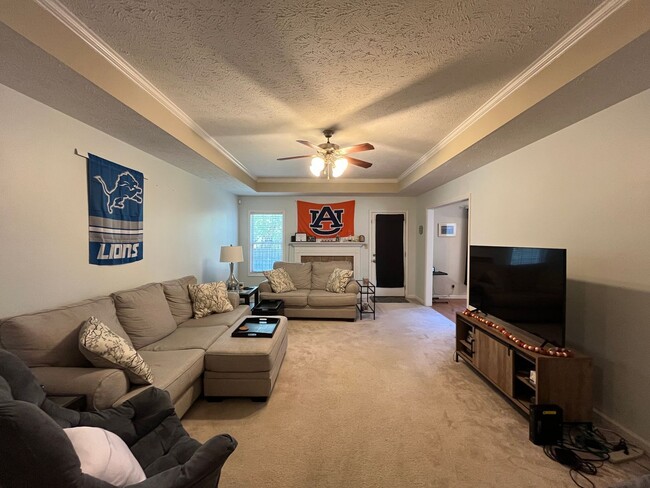 Building Photo - Charming 3-Bedroom Ranch in Prime Central ...