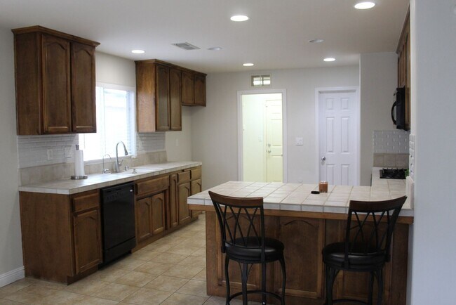 Building Photo - Beautiful Spacious Home for Rent Near Hosking and Mckee Area