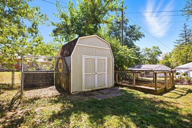 Building Photo - 455 Lakeview Dr