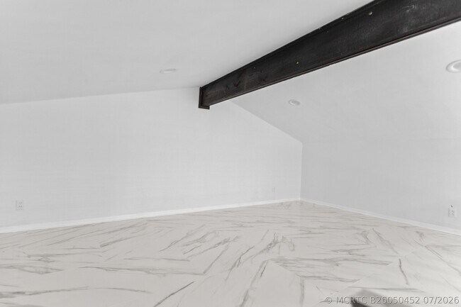 Building Photo - 1400 NW 9th Ave