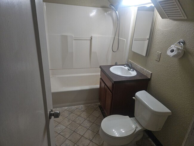 Building Photo - Charming Duplex w/Seprate Entrances, Close to all Amenites/Downtown