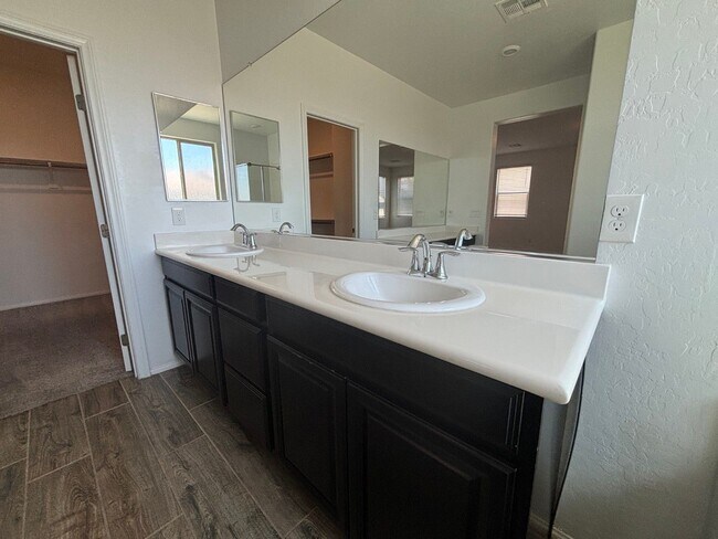 Building Photo - Charming 3-Bedroom Home with Spacious Back...