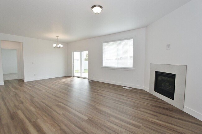 Building Photo - Immaculate Single-Level Home