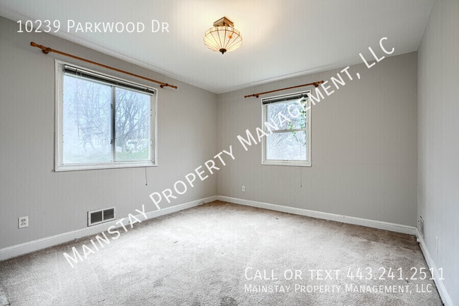 Building Photo - 10239 Parkwood Dr