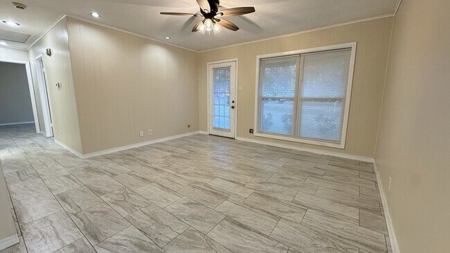 Building Photo - 112 Crestview Dr