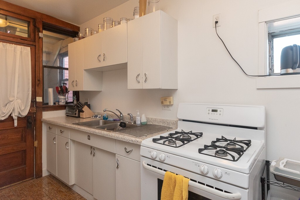 Building Photo - 3615 N Paulina St