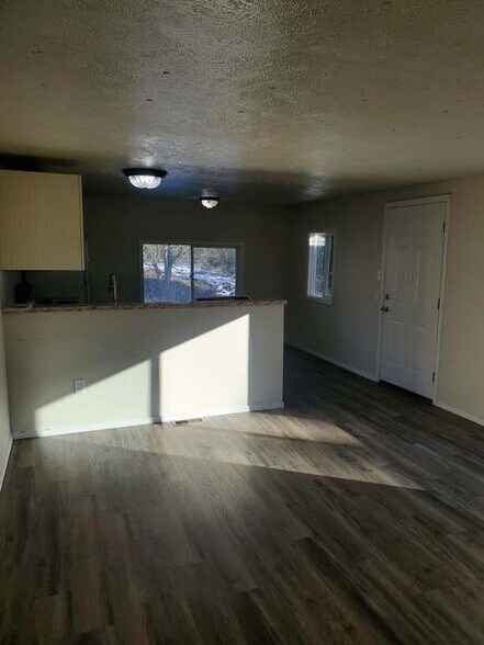 Building Photo - 4001 E Denison-Chattaroy Rd