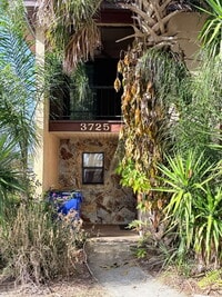 Building Photo - Moving Ready! 2 bedroom and 2 1/2 Bathroom