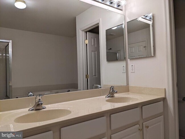 Building Photo - 252 Brinley Dr