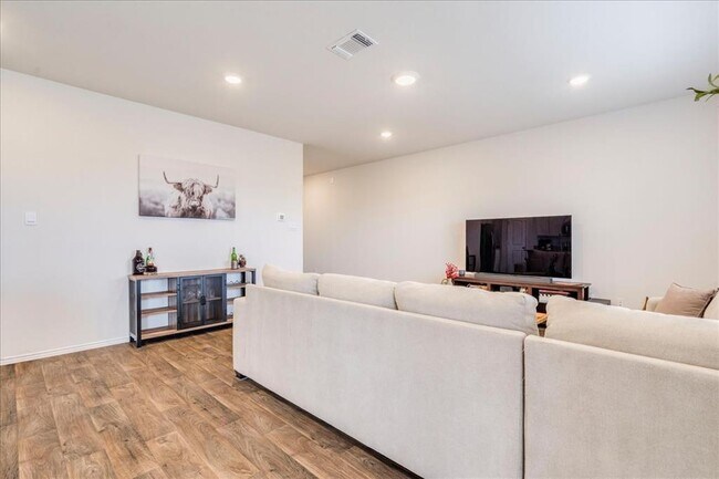 Building Photo - 125 Frogmore Lp