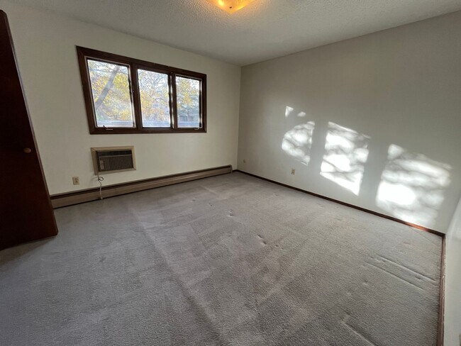 Building Photo - 615 6th St NE