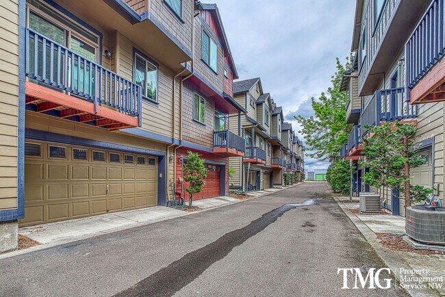 Building Photo - Gorgeous Four Bedroom Townhome in Hillsboro!