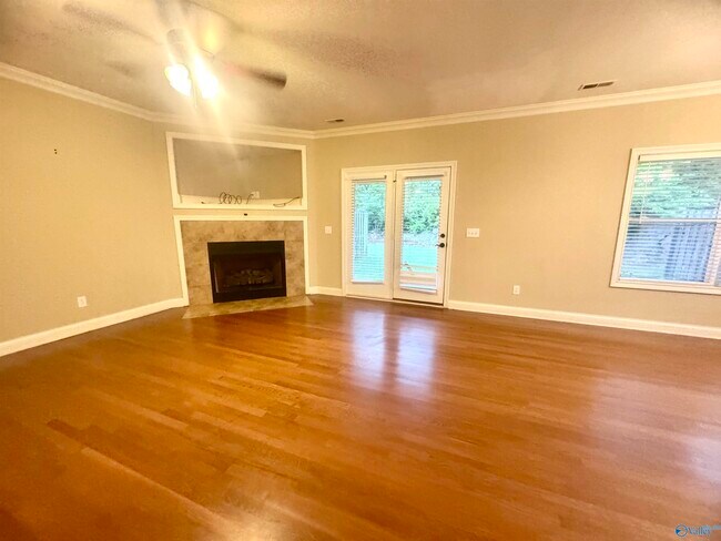 Building Photo - 210 Treetop Dr SE