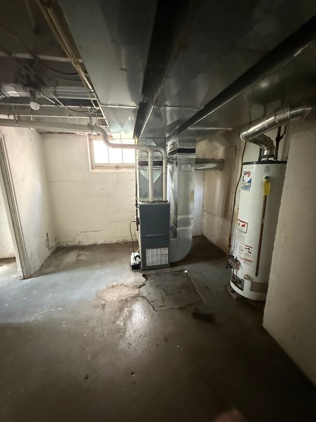 Building Photo - Spacious 3 Bedroom 1 Bath Unit in Minneapolis