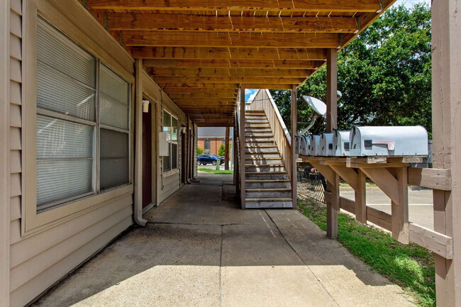 Building Photo - Efficiency unit close to campus