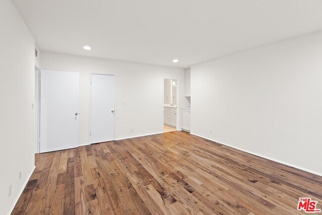 Building Photo - 853 Le Doux Rd