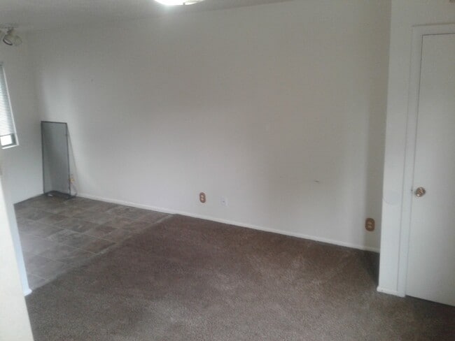 Building Photo - 2 bedroom, 1.5 bathroom condo near SUU