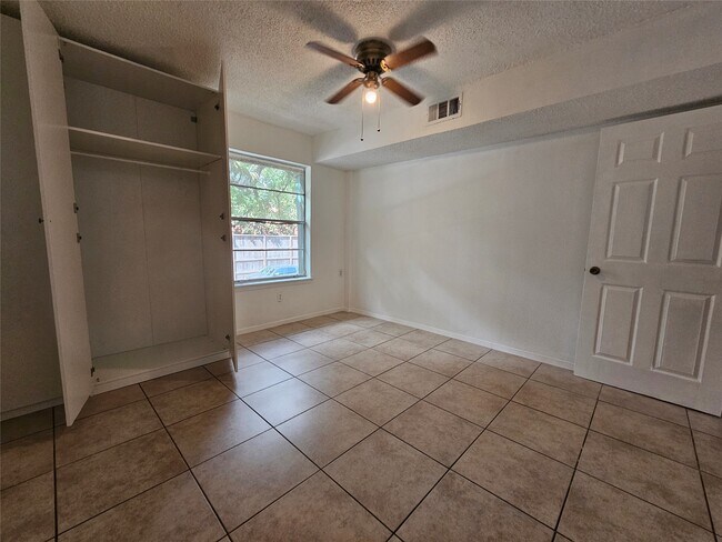 Building Photo - 8287 Kingsbrook Rd