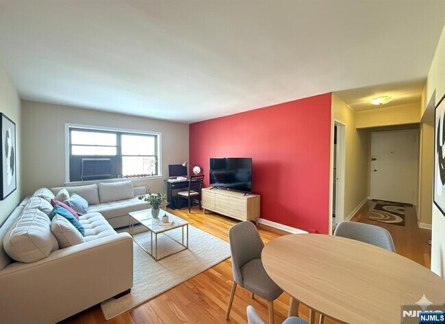 Building Photo - 3091 Edwin Ave