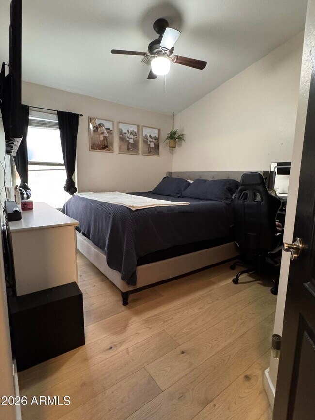 Building Photo - 734 E Kelsi Ave